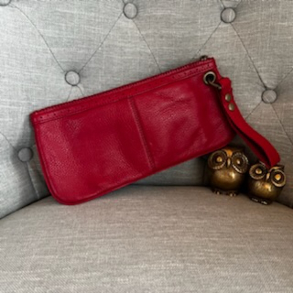 HOBO INTERNATIONAL RED NWOT VIDA WRISTLET - Picture 1 of 7